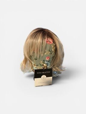 Toni Brattin Ravishing Long Layered Cut Wig, Lt Blonde, Regular, NWT